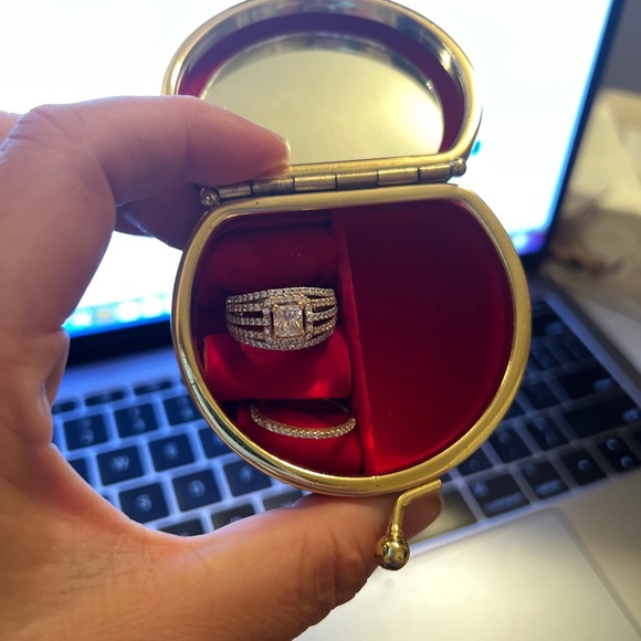 2.1 carat engagement ring with wedding band. - Picture 3 of 6